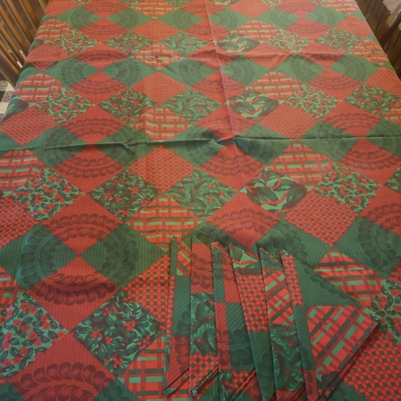 Gorgeous Christmas Table Linens for Extra Large Table - Picture 2 of 8